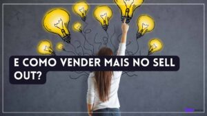 mulher escolhendo entre  lâmpadas de ideias