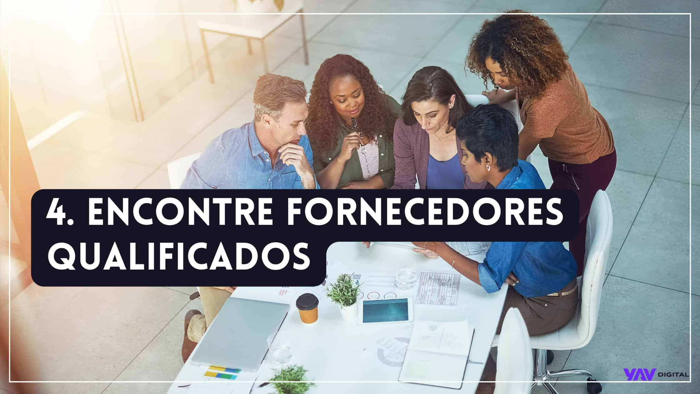 equipe trabalhando cooperativamente em uma mesa