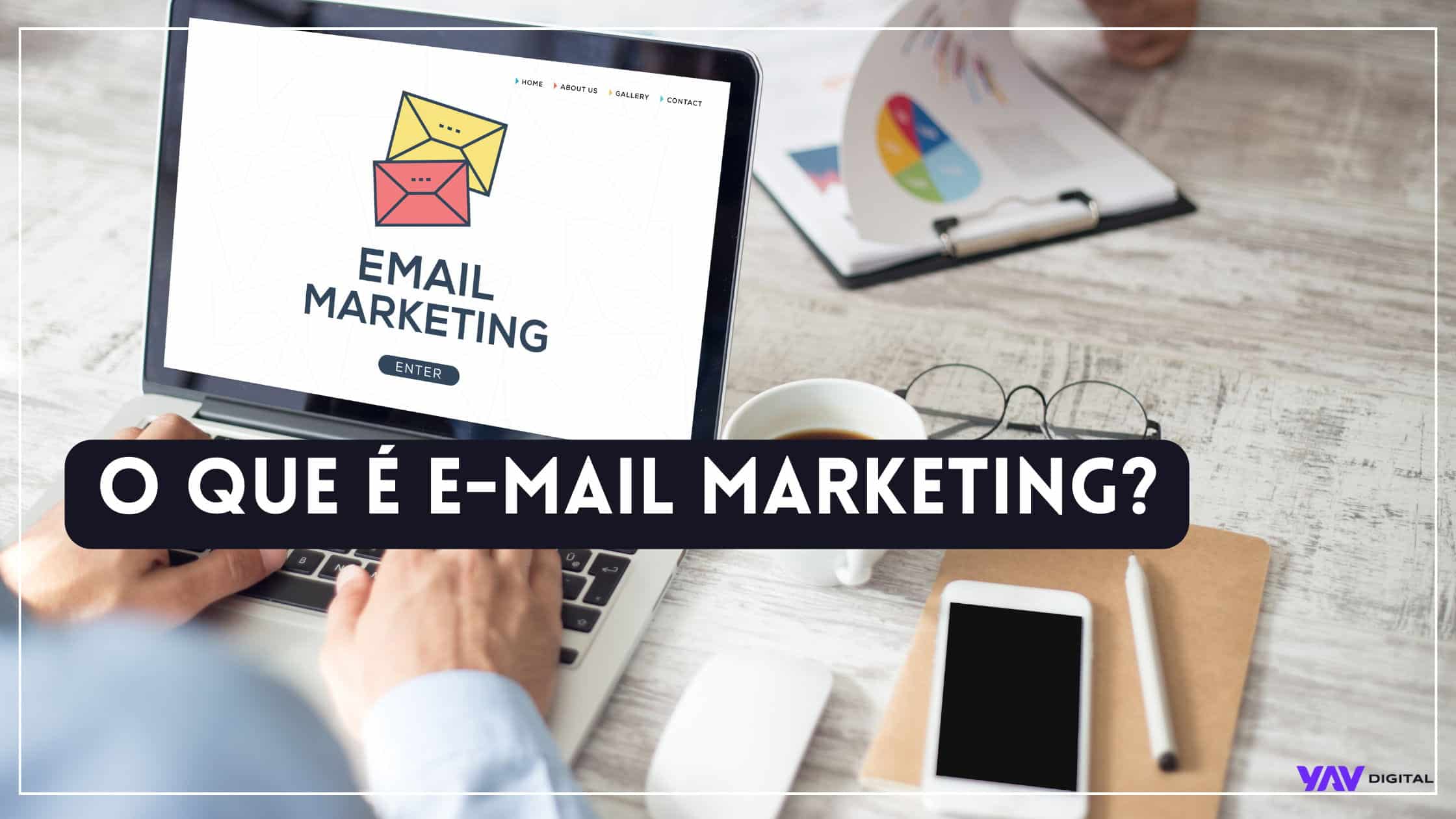 pessoa escrevendo em um laptop e a frase: o que é e-mail marketing?