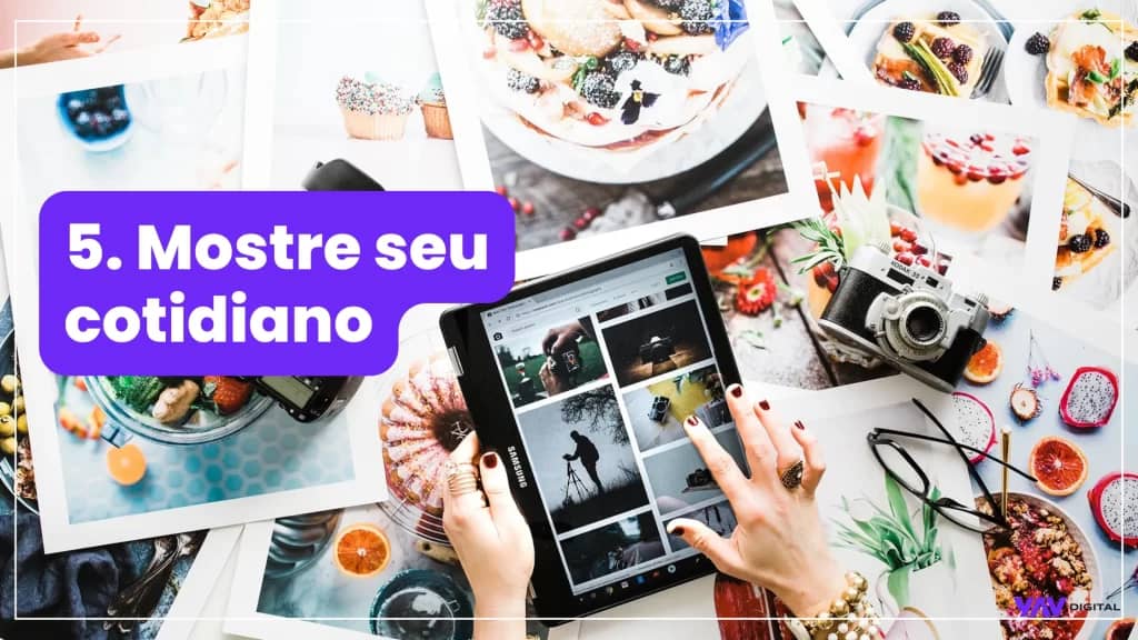 Pessoa navegando por fotos em seu tablet, com uma mesa repleta de fotografias