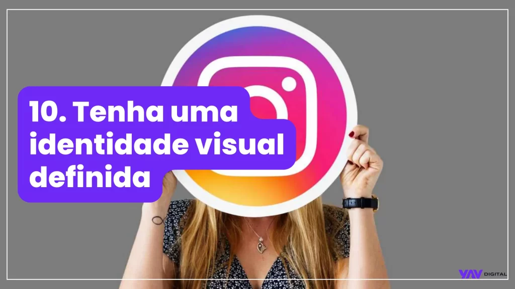 mulher segurando um logo do instagram na frente do rosto.