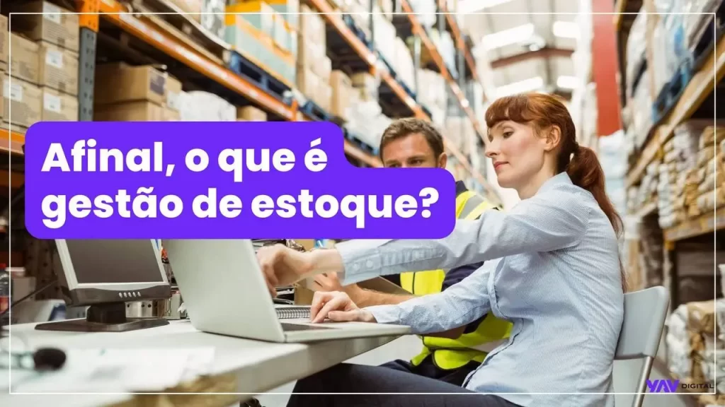 Mulher explicando algo para um funcionário com auxílio do notebook